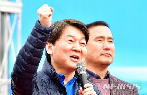 【여수=뉴시스】류형근 기자 = 국민의당 안철수 대표가 7일 오전 전남 여수시 여수박람회장에서 열린 '여수마라톤대회'에 참석해 마라토너들을 격려하고 있다. 2018.01.07.&nbsp; hgryu77@newsis.com