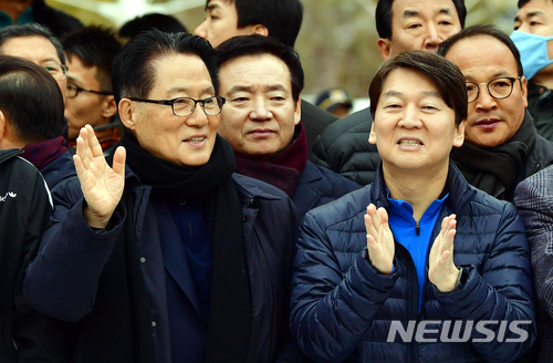 【여수=뉴시스】류형근 기자 = 국민의당 안철수 대표와 박지원 전 대표가 7일 오전 전남 여수시 여수박람회장에서 열린 '여수마라톤대회'에 참석해 출발종을 울리고 있다. 2018.01.07. hgryu77@newsis.com