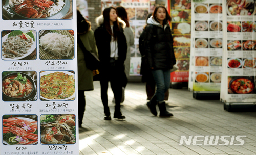 【서울=뉴시스】이종철 기자 = 정부의 최저임금 인상 폭 확대로 당장 올해 인건비 부담도 커지면서 이를 만회하기 위해 음식값을 올리고 소비는 가격부담에 감소하는 악순환이 우려되는 가운데 7일 서울 중구 명동 거리의 음식 메뉴판이 소비자를 기다리고 있다. 2018.01.07. jc4321@newsis.com