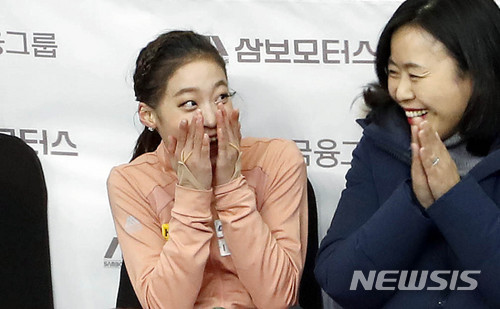 【서울=뉴시스】최동준 기자 = 7일 서울 목동아이스링크에서 열린 제72회 전국남녀 피겨스케이팅 종합 선수권대회 겸 평창올림픽 국가대표 선발전에서 여자 싱글 1그룹에서 유영이 아름다운 연기를 선보이고 있다. 유영은 총점 204.68을 기록, 김연아 이후 처음으로 국내 총점 200점을 돌파하며 대회 우승을 차지했다. 2018.01.07. photocdj@newsis.com