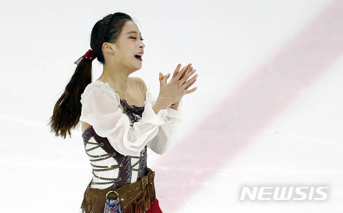 【서울=뉴시스】최동준 기자 = 7일 서울 목동아이스링크에서 열린 제72회 전국남녀 피겨스케이팅 종합 선수권대회 겸 평창올림픽 국가대표 선발전에서 여자 싱글 1그룹에서 유영이 아름다운 연기를 마친 뒤 미소짓고 있다. 유영은 총점 204.68을 기록, 김연아 이후 처음으로 국내 총점 200점을 돌파하며 대회 우승을 차지했다. 2018.01.07. photocdj@newsis.com