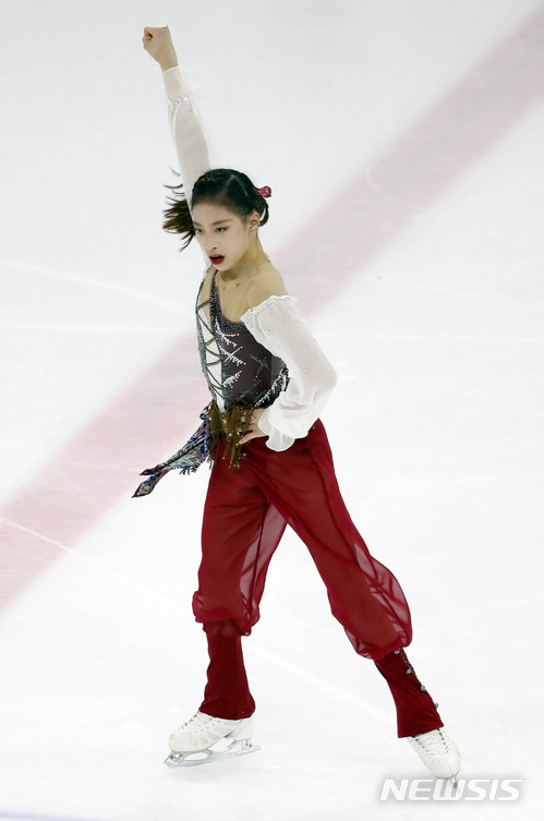 【서울=뉴시스】최동준 기자 = 7일 서울 목동아이스링크에서 열린 제72회 전국남녀 피겨스케이팅 종합 선수권대회 겸 평창올림픽 국가대표 선발전에서 여자 싱글 1그룹에서 유영이 아름다운 연기를 마친 뒤 미소짓고 있다.&nbsp; 유영은 총점 204.68을 기록, 김연아 이후 처음으로 국내 총점 200점을 돌파하며 대회 우승을 차지했다. 2018.01.07.&nbsp; photocdj@newsis.com