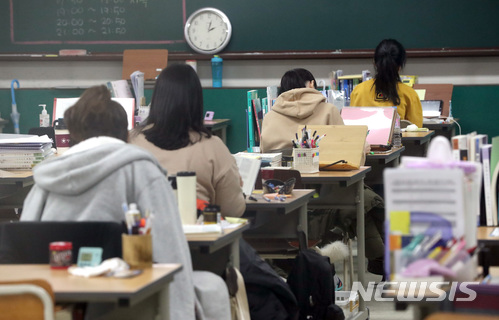 【서울=뉴시스】김선웅 기자 = 인사혁신처가 2018년도 국가공무원 공채 선발계획을 공고하면서 행정직(고용노동)과 직업상담직(직업상담) 응시자가 '직업상담사 1·2급 자격증을 보유할 경우 9급 공무원 공채 때 각 과목별 만점의 5%, 7급은 3%를 가산점으로 주기로 했다.&nbsp; 공무원 시험이 약 100일 앞으로 다가와 수험생들이 당장 취득하기 어렵고 변호사나 공인노무사 자격증 등에 비해 상대적으로 취득이 쉬운 직업상담사 자격증을 가진 수험생에게 가산점을 주기로 하면서 논란이 커지고 있다. 일부 수험생들은 청와대 홈페이지에 항의의 뜻을 담아 청원을 내기도 했다.&nbsp; 휴일인 7일 서울 노량진 학원가의 한 공무원시험 학원에서 수험생들이 공부에 열중하고 있다. 2018.01.07.&nbsp; mangusta@newsis.com 