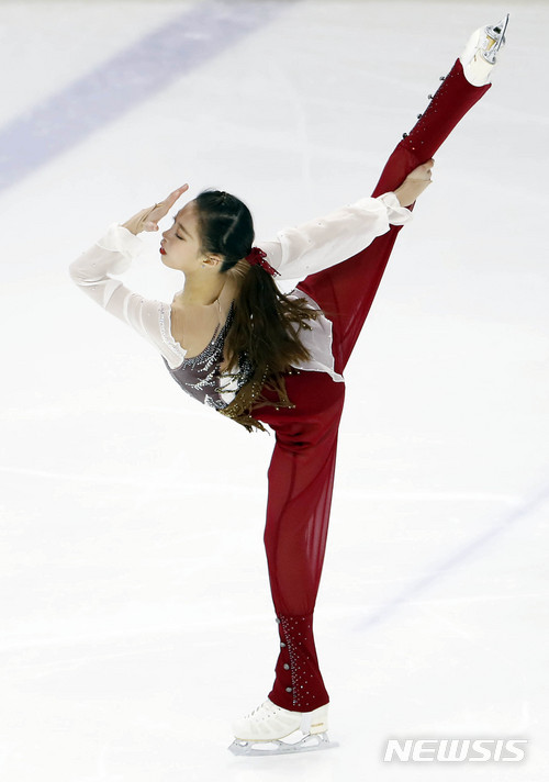 【서울=뉴시스】최동준 기자 = 7일 서울 목동아이스링크에서 열린 제72회 전국남녀 피겨스케이팅 종합 선수권대회 겸 평창올림픽 국가대표 선발전 여자 싱글 1그룹에서 유영이 아름다운 연기를 선보이고 있다. 유영은 총점 204.68을 기록, 김연아 이후 처음으로 국내 총점 200점을 돌파하며 대회 우승을 차지했다. 2018.01.07. photocdj@newsis.com