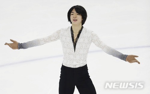 【서울=뉴시스】최동준 기자 = 7일 서울 목동아이스링크에서 열린 제72회 전국남녀 피겨스케이팅 종합 선수권대회 겸 평창올림픽 국가대표 선발전 남자 싱글 1그룹에서 차준환이 멋진 연기를 선보인 뒤 인사하고 있다. 2018.01.07. photocdj@newsis.com