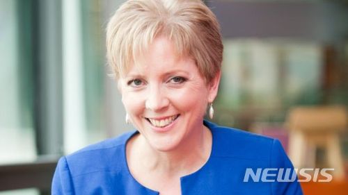 【서울=뉴시스】BBC 중국어 방송의 캐리 그레이시 편집장(여)이 남녀 급여 불평등을 이유로 편집장 직에서 사퇴하며 남녀에게 공정한 급여를 지급할 것을 요구했다. BBC에서 30년 넘게 근무한 그녀는 BBC가 비밀스럽고 불법적인 급여 문화를 갖고 있다고 비난했다. <사진 출처 : 영 BBC> 2018.1.8