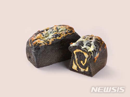 고구마·오징어먹물에 크림치즈...'가성비 갖춘 백화점 식빵 인기몰이