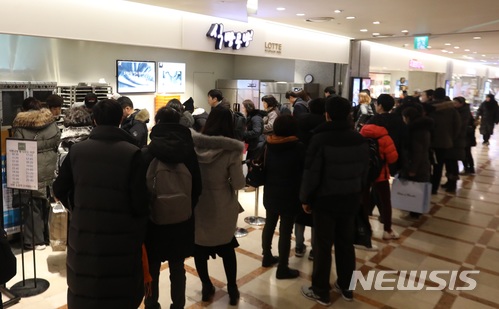 고구마·오징어먹물에 크림치즈...'가성비 갖춘 백화점 식빵 인기몰이