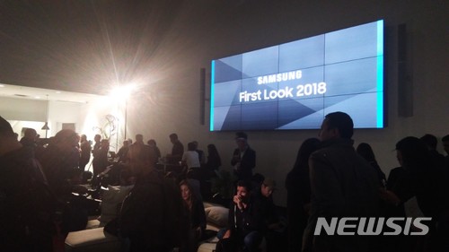 【라스베이거스(미국)=뉴시스】심동준 기자 =&nbsp; 7일(현지 시간) 오후 삼성전자는 미국 라스베이거스 엔클레이브 컨벤션센터에서 국제전자제품박람회(CES)를 앞두고 '삼성 퍼스트 룩 2018(Samsung First Look 2018)' 행사를 열었다. 2018.01.08 s.won@newsis.com