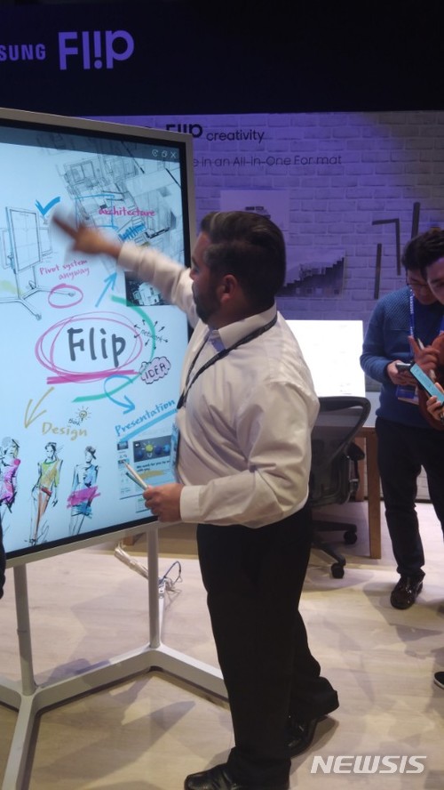 【라스베이거스(미국)=뉴시스】심동준 기자 = 7일(현지 시간) 오후 삼성전자는 미국 라스베이거스 엔클레이브 컨벤션센터에서 국제전자제품박람회(CES)를 앞두고 '삼성 퍼스트 룩 2018(Samsung First Look 2018)' 행사를 열었다. 2018.01.08 s.won@newsis.com