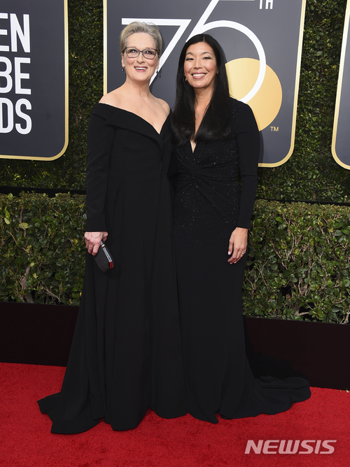 【베벌리힐스=AP/뉴시스】 미국 영화배우 메릴 스트립(왼쪽)이 7일(현지시간) 캘리포니아주 베벌리힐스의 베벌리힐튼호텔에서 열린 제75회 골든글로브 시상식에 사회운동가 아이옌푸와 함께 레드카펫에 섰다. 이날 시상식에는 스트립을 비롯해 대부분의 참석자들이 성폭력과 성차별에 대한 저항 메시지로 검은 옷차림을 했다. 2018.01.08&nbsp; 