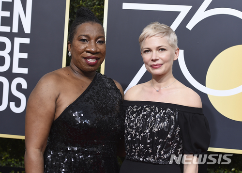 【로스앤젤레스=AP/뉴시스】 제75회 골든글로브 시상식에 참석한 미셸 윌리엄스가 미국 사회 내 성폭력 근절을 외치며 검은 옷을 입고, 사회운동가 태러나 버크와 함께 레드카펫에 섰다.&nbsp; 