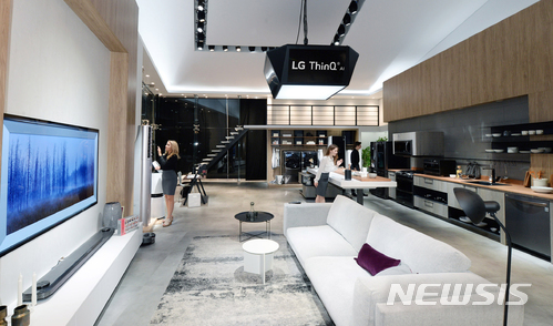 【서울=뉴시스】 LG전자가 오는 9일부터(현지시각) 12일까지 미국 라스베이거스에서 열리는 'CES 2018'에서 'LG 씽큐(ThinQ)'의 전시부스 'LG ThinQ 존'을 구성한다고 8일 밝혔다. LG전자 모델들이 LG 씽큐 존에서 인공지능 가전들을 소개하고 있다. 2018.01.08. (사진=LG전자 제공)&nbsp; photo@newsis.com