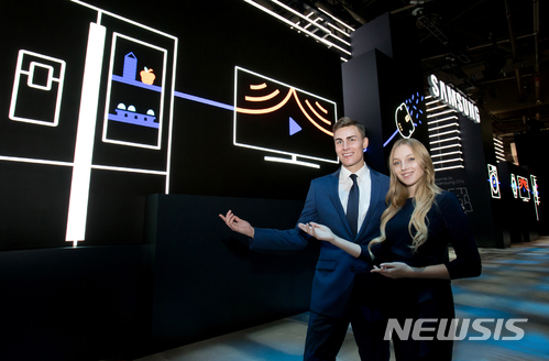 【서울=뉴시스】 삼성전자는 오는 9일부터 12일까지(현지시각) 미국 라스베이거스에서 열리는 세계 최대 전자 전시회 CES 2018에서 사물인터넷(IoT)·인공지능(AI)을 기반으로 한 미래 라이프스타일 솔루션을 대거 공개한다고 8일 밝혔다.&nbsp; 삼성전자는 전시장을 ‘삼성 시티’라는 콘셉트로 구성해 삼성의 IoT·AI에 기반한 혁신 기술이 다양한 제품과 서비스를 연결해 ‘소비자들의 일상에 의미 있는 변화와 도전을 가능케 한다’는 비전을 거대한 LED사이니지로 구성된 파사드로 표현했다. 2018.01.08. (사진=삼성전자 제공)&nbsp; photo@newsis.com