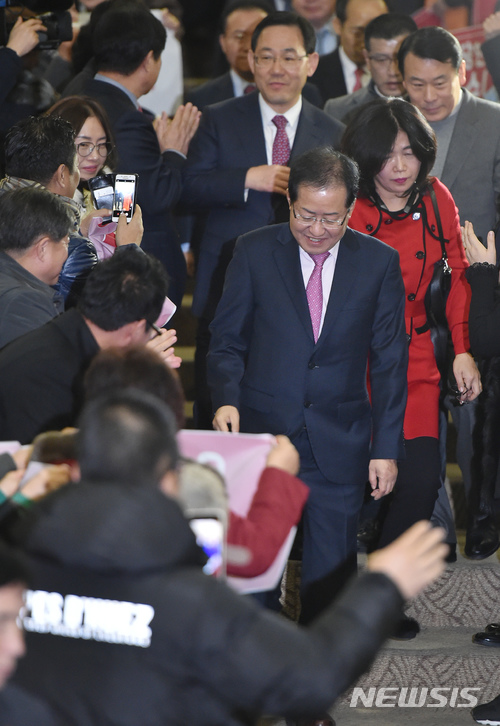 【대구=뉴시스】우종록 기자 = 자유한국당 홍준표 대표가 8일 오전 대구 북구 산격동 엑스코 5층 오디토리움에서 열린 '2018 자유한국당 대구시당 신년인사회'에 참석하기 위해 행사장으로 들어오고 있다. 2018.01.08. wjr@newsis.com