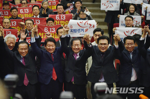 【대구=뉴시스】우종록 기자 = 자유한국당 홍준표 대표가 8일 오전 대구 북구 산격동 엑스코 5층 오디토리움에서 열린 '2018 자유한국당 대구시당 신년인사회'에 참석해 시당 관계자 및 당원들과 지방선거 승리를 다짐하며 두 손을 들어 보이고 있다. 2018.01.08. wjr@newsis.com