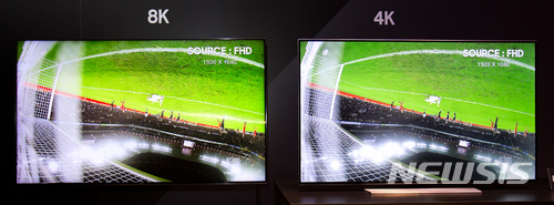 【서울=뉴시스】 7일(현지시각) 미국 라스베이거스 엔클레이브 컨벤션 센터에서 열린 삼성 퍼스트 룩 2018 행사에서 삼성전자 85형 8K QLED TV가 공개되고 있다. 2018.01.08. (사진=삼성전자 제공) photo@newsis.com