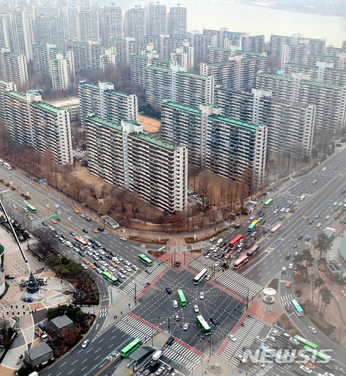 【서울=뉴시스】박주성 기자 = 연초부터 강남 지역을 중심으로 서울 집값이 큰 폭으로 오르고 있다. 사진은 8일 서울 송파구 잠실주공5단지의 모습. 부동산 114조사에 따르면 새해 첫 주의 서울 아파트값은 지난주 대비 0.33% 오르며 새해 첫주 기준 큰 폭으로 상승했다 밝혔다.서울 아파트값 상승은 강남구(0.78%), 송파구(0.71%), 양천구(0.44%) 등 재건축 이슈와 개발 호재가 있는 지역이 주도했다. 2018.01.08. park7691@newsis.com