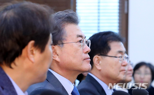 【서울=뉴시스】전신 기자 = 문재인 대통령이 8일 청와대 여민관에서 열린 수석보좌관회의에서 모두발언을 마친 후 잠시 생각에 잠겨 있다. 2018.01.08. photo1006@newsis.com