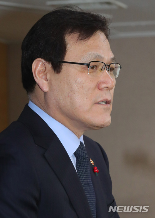 【서울=뉴시스】배훈식 기자 = 8일 오후 서울 종로구 정부서울청사 통합브리핑실에서 최종구 금융위원장이 가상통화 관련 긴급 브리핑을 하고 있다.&nbsp; 최 위원장은 부작용을 최소화하기 위해 관계기관 합동으로 가상통화 취급업소 폐쇄 등 가능한 모든 대안을 검토하고 추진할 것이라고 말했다. 2018.01.08.&nbsp; dahora83@newsis.com