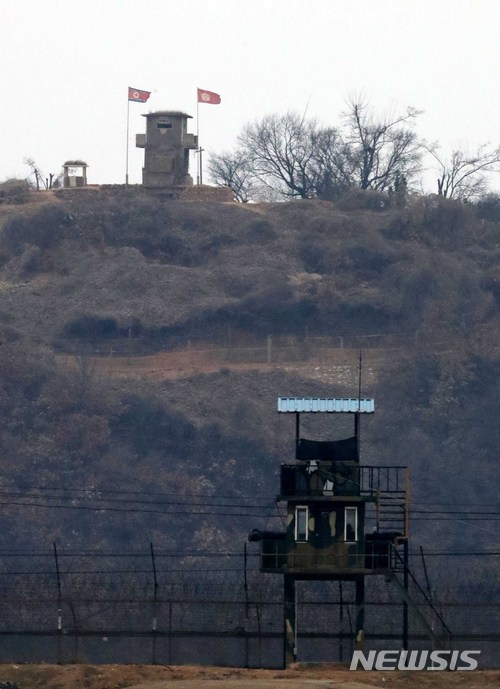 【파주=뉴시스】고범준 기자 = 남북 고위급회담이 하루 앞으로 다가오고 김정은 북한 노동당 위원장의 생일인 8일 오후 경기도 파주시 접경지역에 철조망을 경계로 남북 초소가 대치하고 있다. 2018.01.08.  bjko@newsis.com
