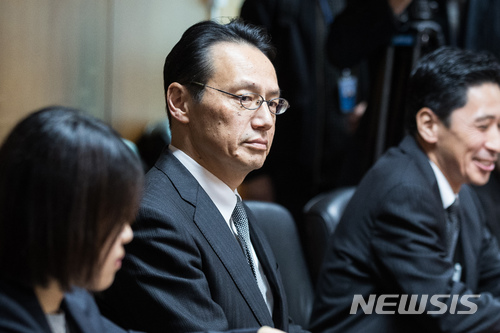 【서울=뉴시스】배훈식 기자 = 8일 오후 서울 종로구 외교부 청사에서 열린 한일 국장급 협의에 참석한 가나스기 겐지(金杉憲治) 일본 외무성 아시아대양주 국장이 김용길 동북아시아 국장을 바라보고 있다. 2018.01.08. photo@newsis.com