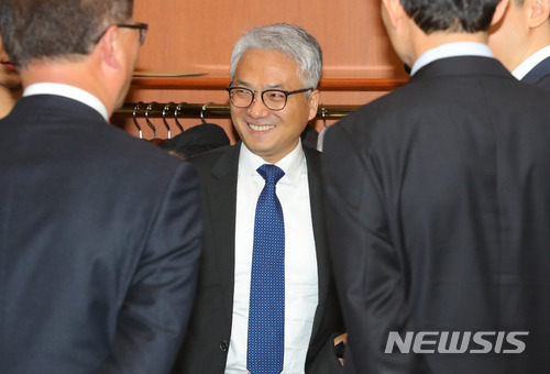 【서울=뉴시스】배훈식 기자 = 8일 오후 서울 종로구 외교부 청사에서 열린 신임 총영사 임용장 전수식에 참석한 박선원 주상하이 총영사가 참석자들과 환담하고 있다. 2018.01.08. dahora83@newsis.com