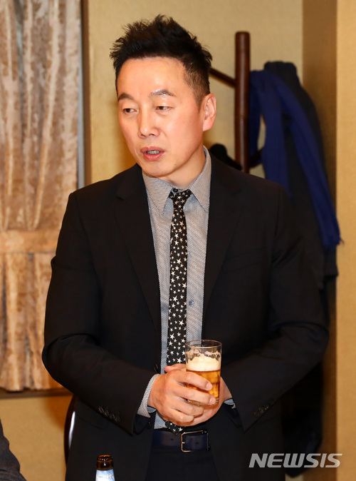 【서울=뉴시스】이영환 기자 = 정봉주 전 의원이 8일 오후 서울 여의도의 한 음식점에서 열린 환영만찬에서 건배사를 하고 있다. 2018.01.08.&nbsp; 20hwan@newsis.com