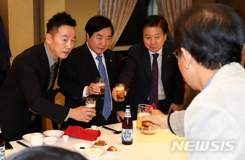 【서울=뉴시스】이영환 기자 = 정봉주 전 의원이 8일 오후 서울 여의도의 한 음식점에서 열린 환영만찬에서 더불어민주당 이석현(왼쪽 두 번째부터), 노웅래, 원혜영 의원과 건배를 하고 있다. 2018.01.08. 20hwan@newsis.com