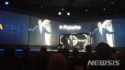 【라스베이거스(미국)=뉴시스】심동준 기자 = 아키오 도요타 일본 도요타 회장이 8일(현지 시간) 미국 라스베이거스 만달레이베이호텔에서 열린 '2018 국제전자제품박람회(CES)' 사전 행사에서 발언하고 있다. 이날 아키오 회장은 향후 차량 기업이 아닌 '모빌리티 서비스 플랫폼'을 시장에 제공하는 기업으로 거듭나겠다면서 자율주행 기반 상거래용 모빌리티 서비스 플랫폼인 '이 파레트(e-Palette)'를 공개했다. 2018.01.08 s.won@newsis.com