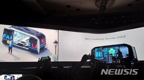 【라스베이거스(미국)=뉴시스】심동준 기자 = 아키오 도요타 일본 도요타 회장이 8일(현지 시간) 미국 라스베이거스 만달레이베이호텔에서 열린 '2018 국제전자제품박람회(CES)' 사전 행사에서 발언하고 있다. 이날 아키오 회장은 향후 차량 기업이 아닌 '모빌리티 서비스 플랫폼'을 시장에 제공하는 기업으로 거듭나겠다면서 자율주행 기반 상거래용 모빌리티 서비스 플랫폼인 '이 파레트(e-Palette)'를 공개했다. 2018.01.08 s.won@newsis.com