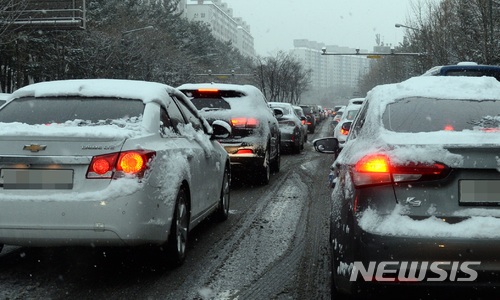 【전주=뉴시스】강인 기자 = 밤 사이 전북지역에 많은 눈이 내려 전주시 한 도로에 차량들이 거북이 걸음을 하고 있다. 2018.01.11 kir1231@newsis.com
