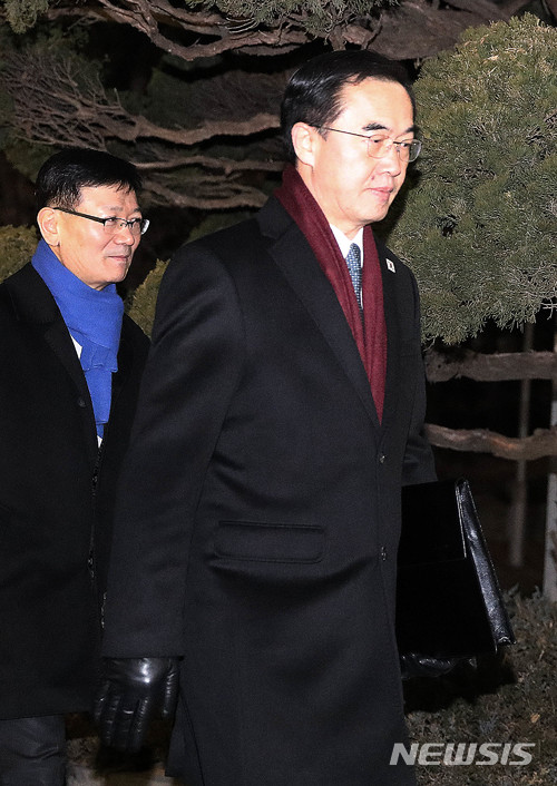 【서울=뉴시스】추상철 기자 = 판문점에서 남북고위급회담일이 열릴 예정인 9일 오전 조명균 통일부장관이 서울 종로구 통일부 남북회담본부로 들어서고 있다. 2018.01.09. scchoo@newsis.com