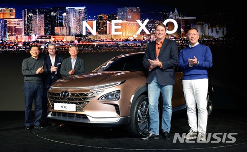 【서울=뉴시스】 현대자동차가 8일(현지시각) 미국 라스베이거스(Las Vegas)에서 열린 CES 2018에 참가해 미래형 SUV ‘NEXO(넥쏘)’의 차명과 제원을 세계 최초로 공개하고, 미국 자율주행 전문기업 오로라(Aurora)와 자율주행 기술을 공동개발하는 ‘현대차그룹-오로라 프로젝트’를 발표했다. 왼쪽부터 현대차 환경기술센터장 이기상 전무, 현대디자인센터장 루크 동커볼케(Luc Donckerwolke) 부사장, 현대기아차 연구개발총괄담당 양웅철 부회장, 오로라 크리스 엄슨(Chris Urmson) CEO, 현대차 정의선 부회장이 수소전기차 넥소(NEXO)를 배경으로 기념촬영을 하고 있다. 2018.01.09. (사진=현대자동차 제공) photo@newsis.com