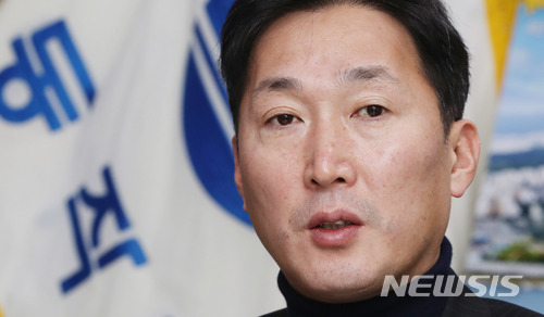 【서울=뉴시스】임태훈 기자 = 이창우 동작구청장이 8일 오후 서울 동작구청 구청장실에서 뉴시스와 인터뷰를 하고 있다. 2018.01.09. taehoonlim@newsis.com