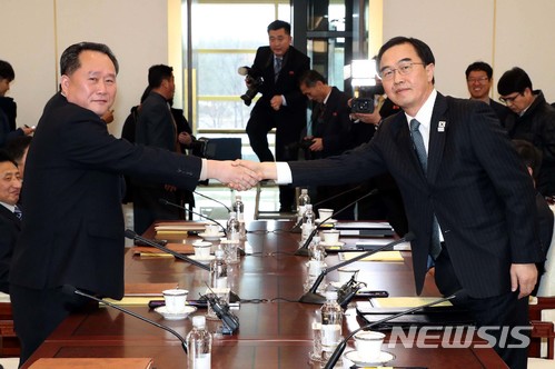 【파주=뉴시스】 사진공동취재단 = 9일 경기도 파주시 판문점 남측 평화의 집에서 열린 남북 고위급 회담에 참석한 조명균 통일부 장관과 리선권 조국평화통일위원회 위원장이 전체회의 시작에 앞서 악수를 나누고 있다. 2018.01.09.&nbsp; photo@newsis.com