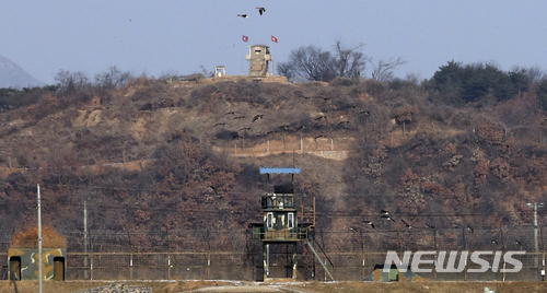 【파주=뉴시스】최진석 기자 = 남북 고위급 회담이 시작된 9일 오전 경기 파주 자유로에서 바라본 최전방에 우리측 초소와 북한 초소가 함께 보이고 있다.&nbsp; 이날 남북 고위급 회담 전체회의가 판문점 남측 평화의집에서 시작, 남북 회담 대표단은 각 수석대표가 기조연설을 마치고, 전체회의를 진행하고 있다. 2018.01.09.&nbsp; myjs@newsis.com