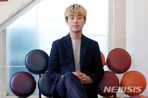 【서울=뉴시스】조성봉 기자 = 배우 박정민이 5일 오후 서울 종로구 팔판동 한 카페에서 뉴시스와 인터뷰를 하기 전 포즈를 취하고 있다. 2018.01.09. suncho21@newsis.com