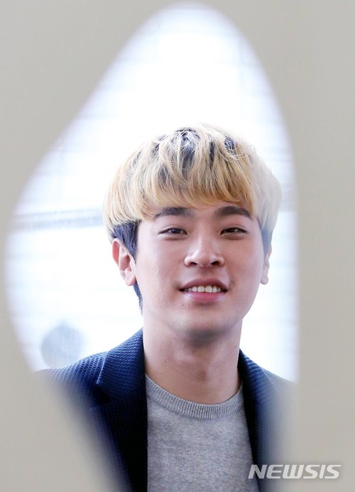 【서울=뉴시스】조성봉 기자 = 배우 박정민이 5일 오후 서울 종로구 팔판동 한 카페에서 뉴시스와 인터뷰를 하기 전 포즈를 취하고 있다. 2018.01.09. suncho21@newsis.com