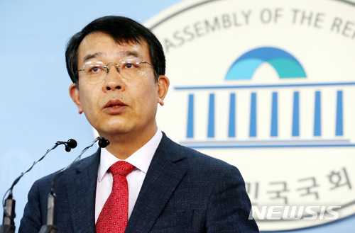 【서울=뉴시스】박영태 기자 = 9일 오전 서울 영등포구 여의도 국회 정론관에서 김종대 정의당 원내대변인이 UAE 비밀군사지원협정 관련 브리핑을 하고 있다. 2018.01.09. since1999@newsis.com