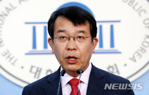 【서울=뉴시스】박영태 기자 = 9일 오전 서울 영등포구 여의도 국회 정론관에서 김종대 정의당 원내대변인이 UAE 비밀군사지원협정 관련 브리핑을 하고 있다. 2018.01.09. since1999@newsis.com