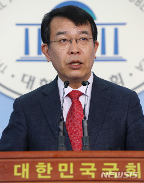 【서울=뉴시스】박영태 기자 = 9일 오전 서울 영등포구 여의도 국회 정론관에서 김종대 정의당 원내대변인이 UAE 비밀군사지원협정 관련 브리핑을 하고 있다. 2018.01.09.since1999@newsis.com