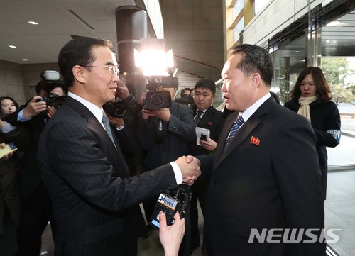 【파주=뉴시스】 사진공동취재단 = 9일 남북 고위급회담이 경기도 파주시 판문점 남측 평화의 집에서 열렸다. 조명균 통일부 장관이 평화의 집에서 리선권 조국평화통일위원회 위원장을 영접하고 있다. 2018.01.09. photo@newsis.com