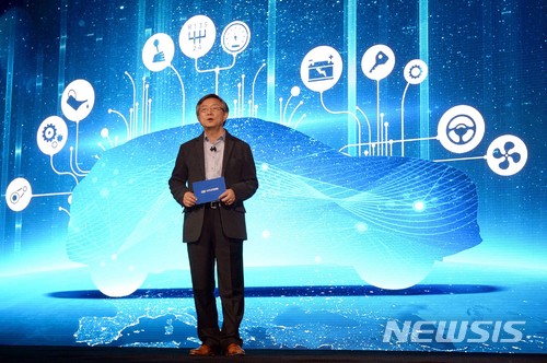 【서울=뉴시스】 8일(현지시각) 미국 라스베이거스 만달레이베이 호텔에서 열린 ‘CES 2018’ 현대차 프레스 컨퍼런스 행사에서 현대기아차 연구개발총괄담당 양웅철 부회장이 수소전기차 넥쏘(NEXO)를 소개하고 있다. 2018.01.09. (사진=현대자동차 제공) photo@newsis.com