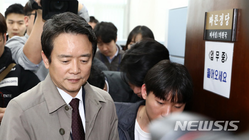 【서울=뉴시스】이영환 기자 = 남경필 경기도지사가 9일 오후 서울 여의도 국회 바른정당 회의실을 나서고 있다.남경필 경기도지사는 이날 오후 2시께 열린 바른정당 의원총회에서 탈당의사를 밝혔다. 2018.01.09.&nbsp; 20hwan@newsis.com