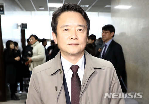 【서울=뉴시스】이영환 기자 = 남경필 경기도지사가 9일 오후 서울 여의도 국회 바른정당 회의실 앞에서 취재진의 질문에 답을 마친 후 이동하고 있다. 남경필 경기도지사는 이날 오후 2시께 열린 바른정당 의원총회에서 탈당의사를 밝혔다. 2018.01.09. 20hwan@newsis.com