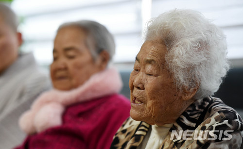 【광주(경기)=뉴시스】이정선 기자 = 한일 양국간 위안부 합의 재협상을 요구하지 않기로 하면서 논란이 되고 있는 가운데 9일 오후 경기 광주 일본군 위안부 피해자 쉼터 나눔의집에서 이옥선(92·보은) 할머니가 강경화 외교부 장관의 발표를 시청한 뒤 발언하고 있다. 2018.01.09. ppljs@newsis.com