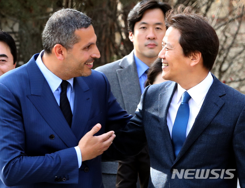 【서울=뉴시스】전진환 기자 = 임종석 대통령 비서실장이 9일 오후 칼둔 칼리파 알 무바라크 아랍에미리트(UAE) 아부다비 행정청장과 서울 성북구 한국가구박물관에서 오찬회동을 마치고 나오며 밝은 표정으로 대화하고 있다. 2018.01.09.&nbsp; amin2@newsis.com