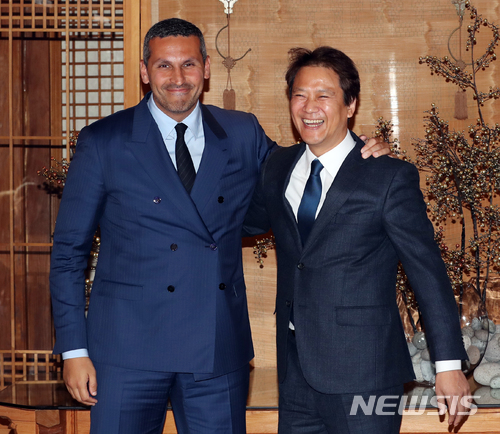 【서울=뉴시스】전진환 기자 = 임종석 아랍에미리트(UAE) 특임 외교 특별보좌관과 칼둔 칼리파 알 무바라크 아부다비 행정청장의 과거 모습. (사진=뉴시스DB). 2018.01.09.