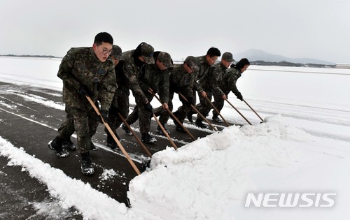 【서울=뉴시스】 공군 장병들이 제설작업을 하고 있는 모습. (사진=공군 제공)